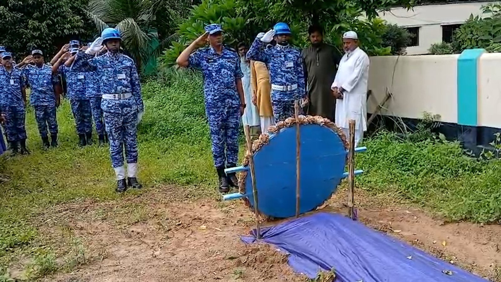 বিমান দুর্ঘটনায় নিহত লামিয়ার সমাধিতে বিমান বাহিনীর শ্রদ্ধা নিবেদন