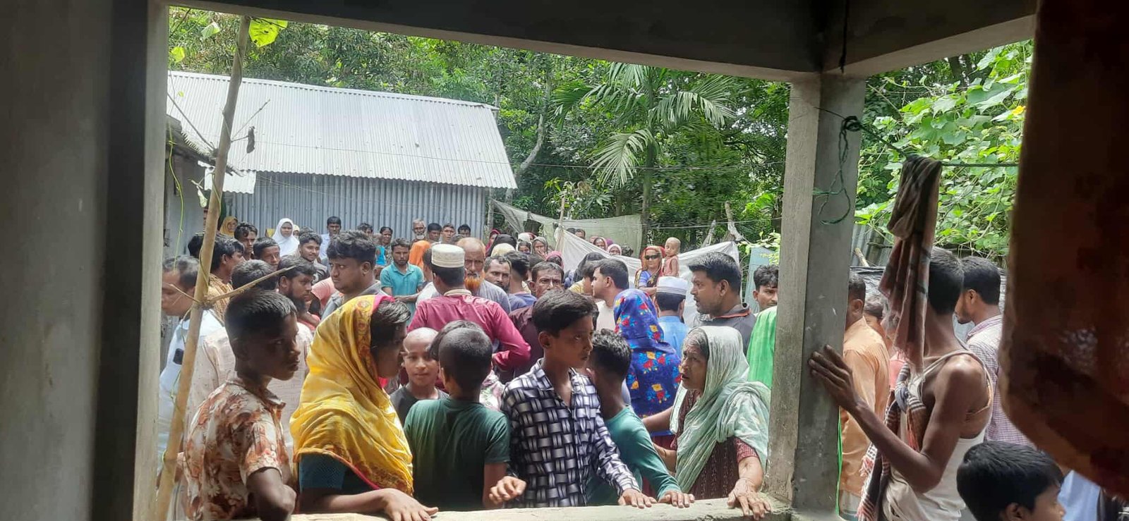 বাবার দায়ের কোপে শিশু-বন্ধুর বাড়িতে যুবকের মৃত্যু