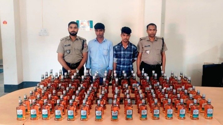 নেত্রকোণায় একশো বোতল ভারতীয় মদসহ দুই মাদক কারবারি আটক