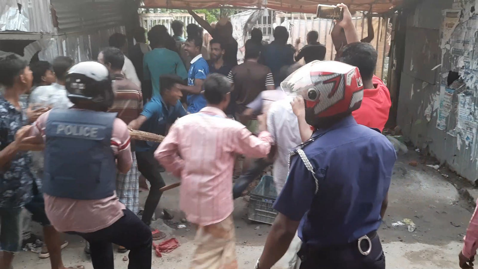 বাগেরহাটে বিএনপির দুই পক্ষের সংঘর্ষ, ইউনিয়ন বিএনপির সভাপতি প্রার্থীসহ আহত ৫০