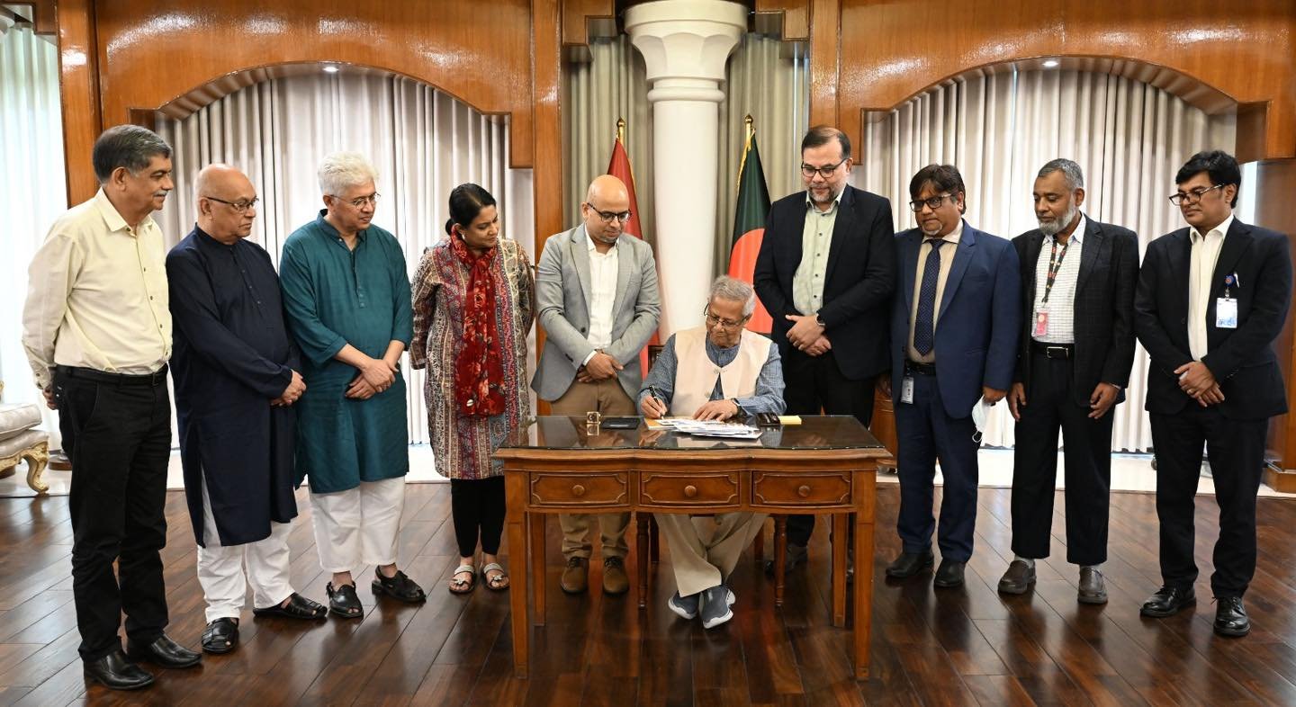 জুলাই গণ-অভ্যুত্থান দিবস উপলক্ষে স্মারক ডাকটিকিট অবমুক্ত করলেন প্রধান উপদেষ্টা ইউনূস