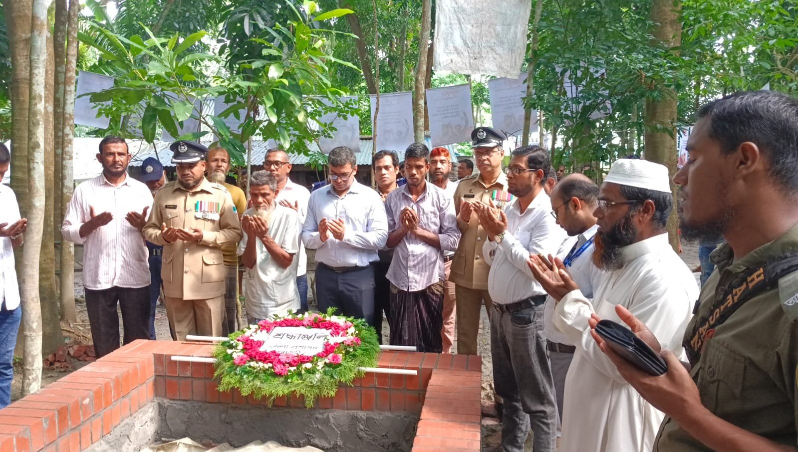 গণঅভ্যুত্থান দিবসে রাজাপুরে শহীদদের প্রতি পুষ্পমাল্য অর্পণ করে শ্রদ্ধা