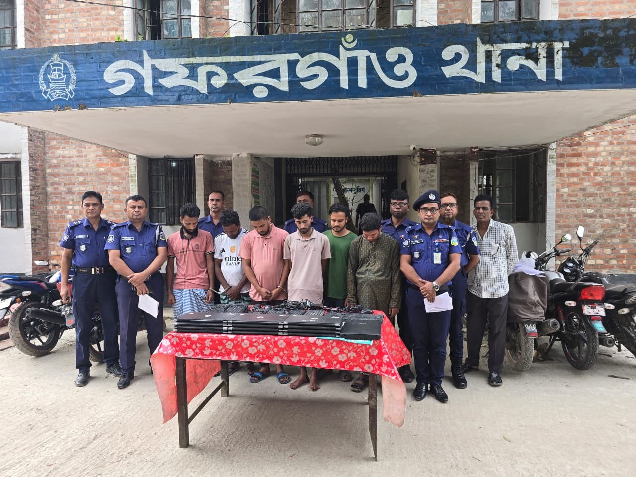 গফরগাঁওয়ে স্কুল থেকে চুরি হওয়া ১৩ ল্যাপটপ উদ্ধার, চোরচক্রের ৫ সদস্য গ্রেপ্তার!