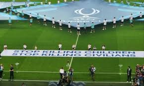 একটি ব্যানার, যাতে লেখা ছিল— ‘শিশু হত্যা বন্ধ করুন, বেসামরিক হত্যা বন্ধ করুন’