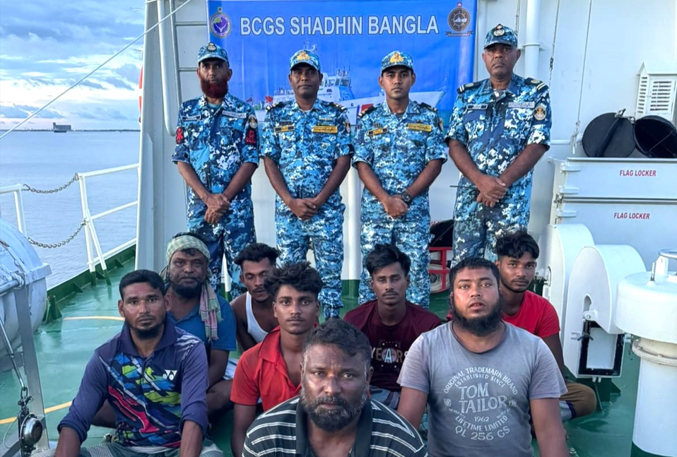 “৩ দিন সমুদ্রে ভেসে থাকা জেলেদের নিরাপদে ফিরিয়েছে কোস্টগার্ড”