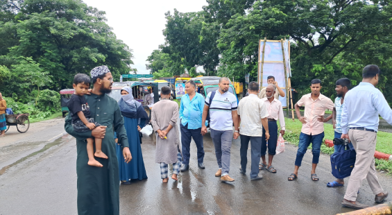 বাগেরহাটে ৪টি সংসদীয় আসন বহাল রাখার দাবিতে সড়ক অবরোধ