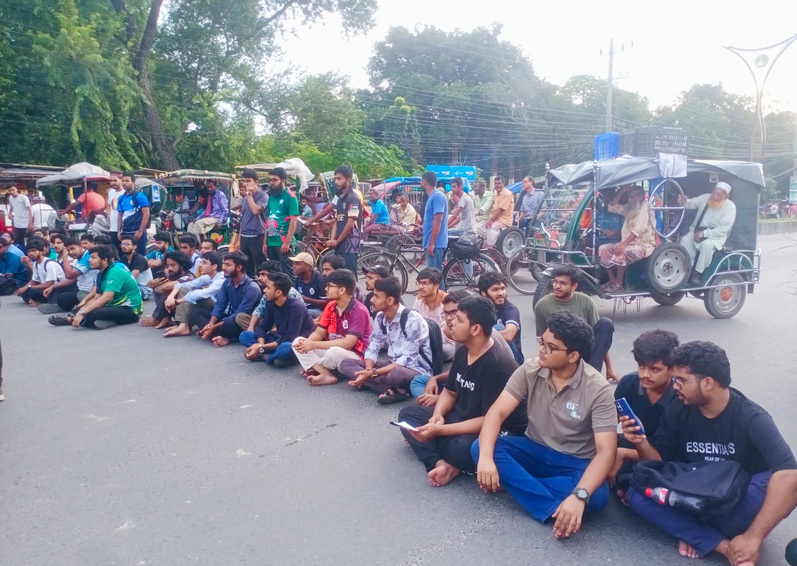 ঢাকায় প্রকৌশল শিক্ষার্থীদের ওপর হামলার প্রতিবাদে ঢাকা-রাজশাহী মহাসড়ক অবরোধ!