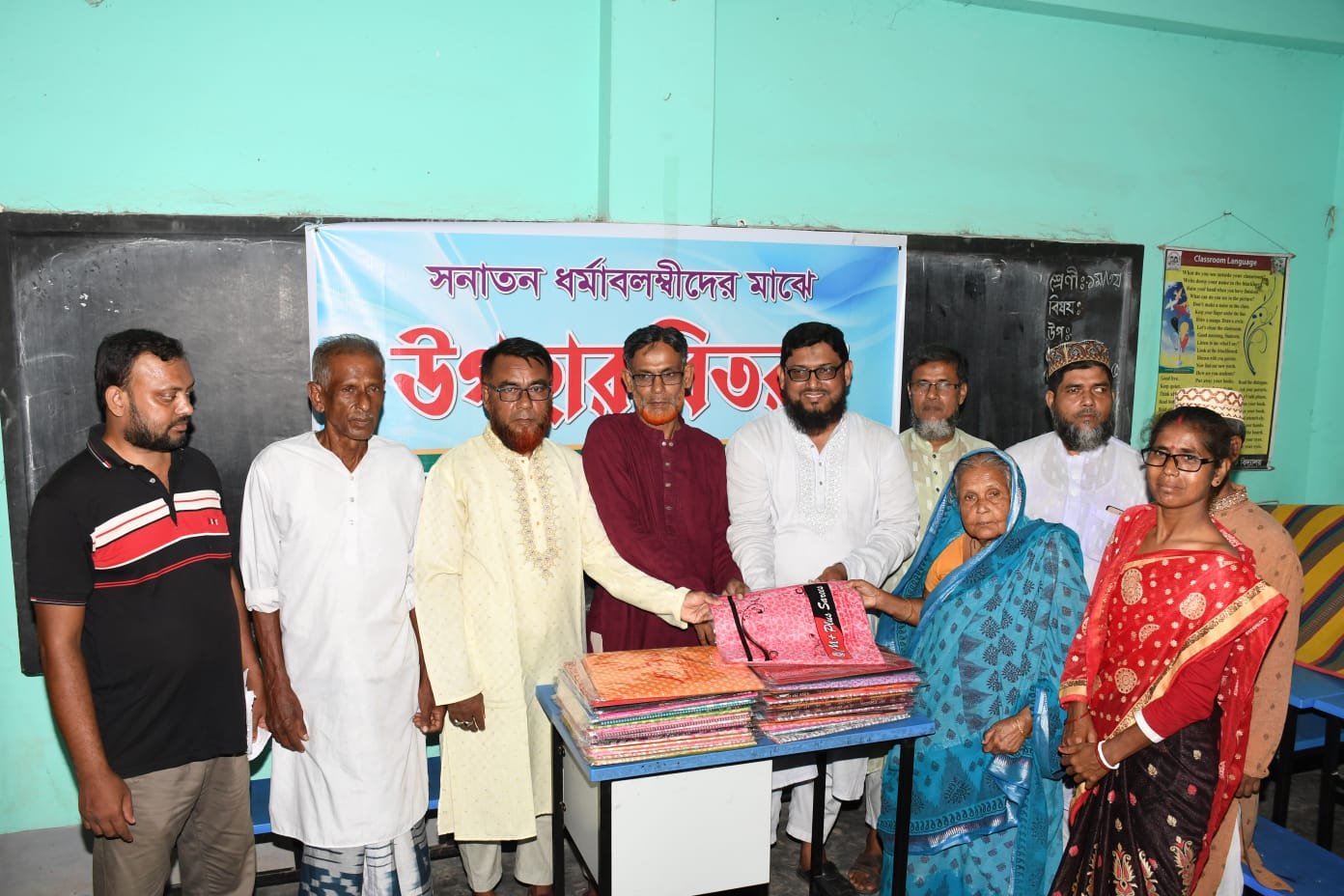 জামায়াতের উদ্যোগে যশোরে, দুর্গাপূজা উপলক্ষে শাড়ি বিতরণ