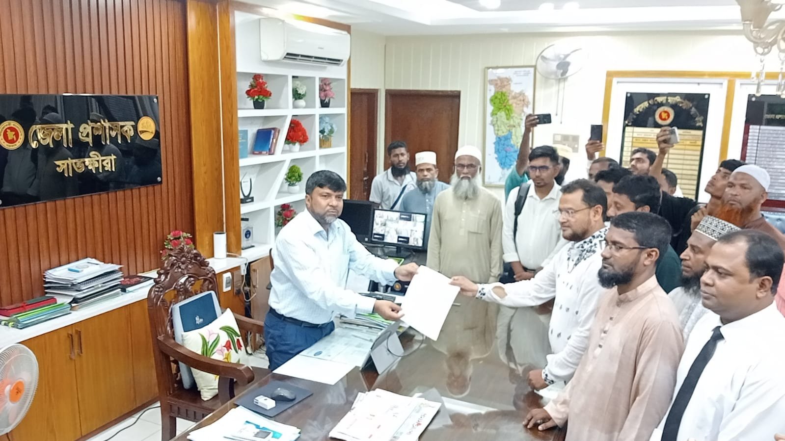 প্রথম আলোর বিভ্রান্তিকর রিপোর্টের প্রতিবাদে সাতক্ষীরায় মানববন্ধন ও স্মারকলিপি