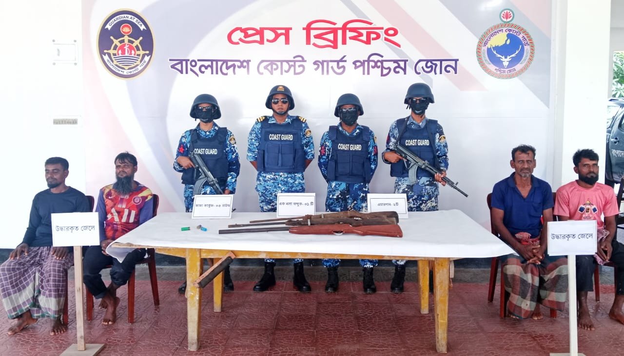 সুন্দরবনের দস্যু জাহাঙ্গীর বাহিনীর আস্তানা থেকে অপহৃত ৪ জেলে উদ্ধার, অস্ত্র-গোলাবারুদ উদ্ধার!