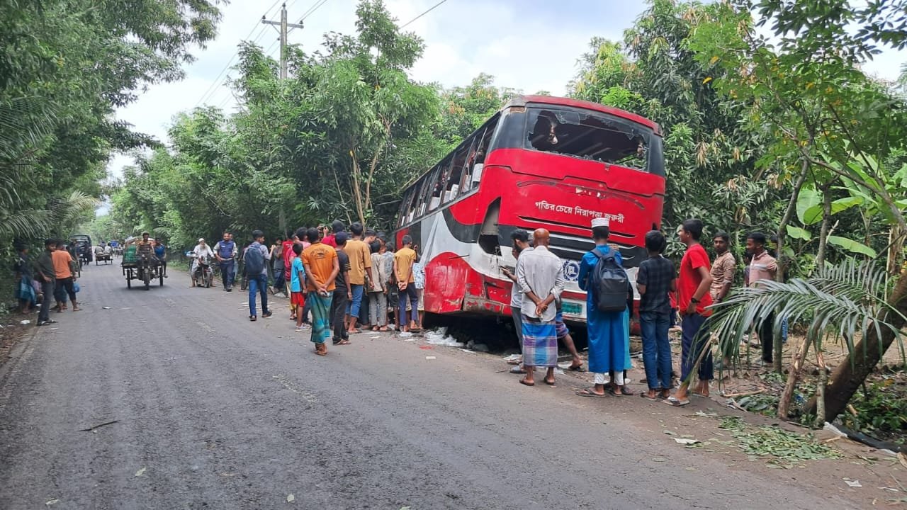 বাগেরহাটে যাত্রীবাহী বাসের চাপায় শিক্ষক নিহত, তিন ঘন্টা পর যান চলাচল স্বাভাবিক!