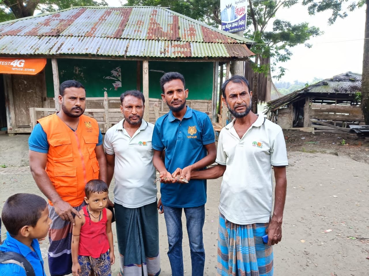 লোকালয় থেকে কুমিরের ছানা উদ্ধার!