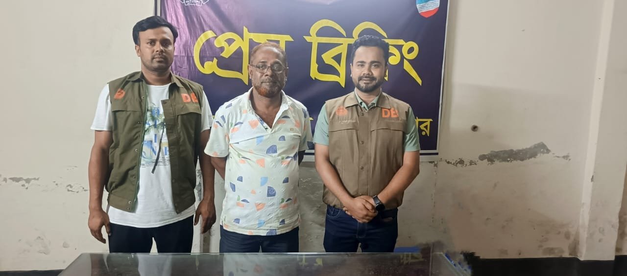 ঢাকা থেকে চুরি হওয়া ট্রাক যশোরের গ্যারেজ থেকে উদ্ধার, গ্রেপ্তার- ১!