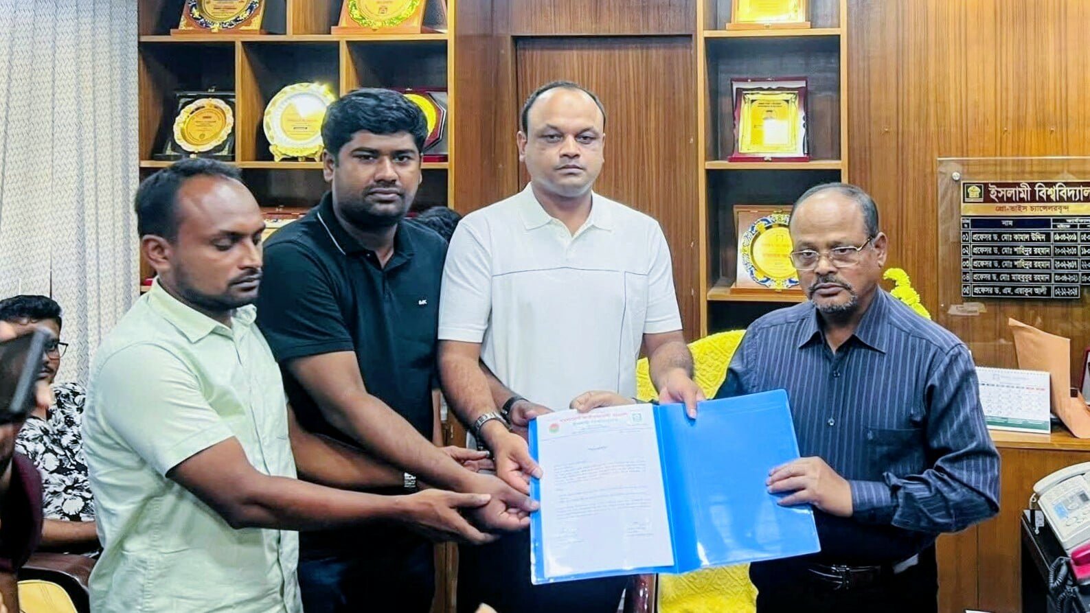 সড়ক সংস্কার ও রেলপথ চালুর দাবিতে ইবি ছাত্রদলের স্মারকলিপি!