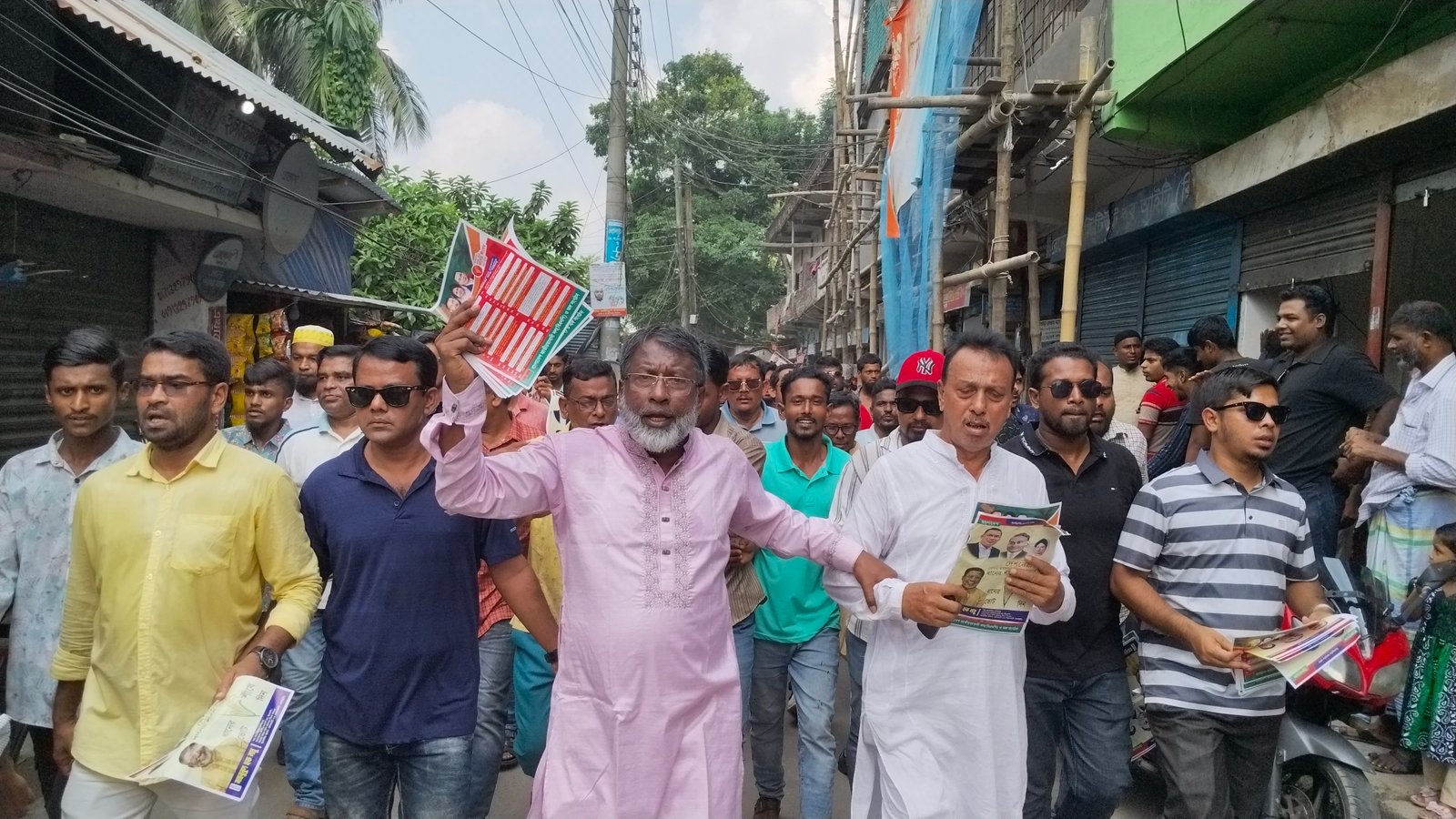 ‘নেতা মোদের নান্নু ভাই, ধানের শীষে ভোট চাই’ স্লোগানে মুখরিত নলছিটি পৌর শহর