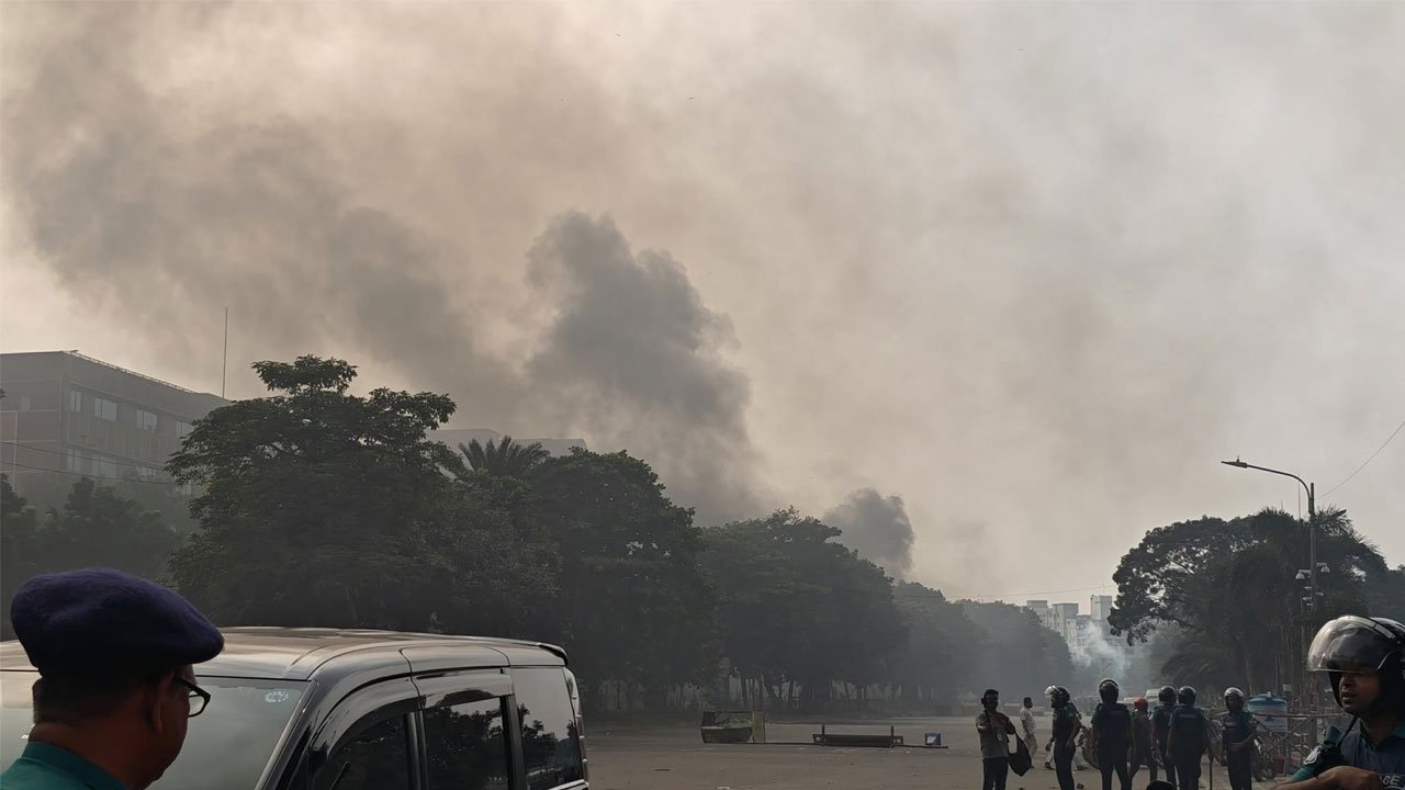মানিক মিয়া এভিনিউ রণক্ষেত্র: জুলাই সনদ ঘিরে পুলিশের সঙ্গে সংঘর্ষ
