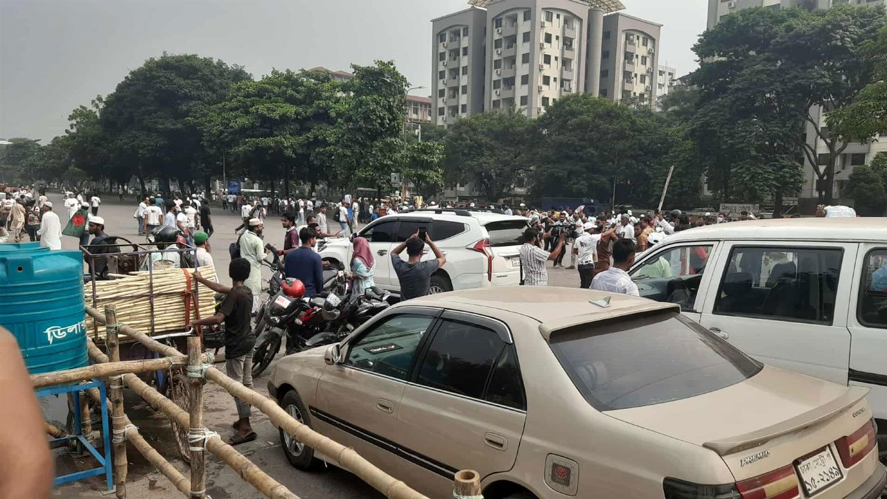সংসদ ভবনের গেটে সংঘর্ষ: জুলাই যোদ্ধাদের ধাওয়া দিয়ে সরিয়ে দিল পুলিশ