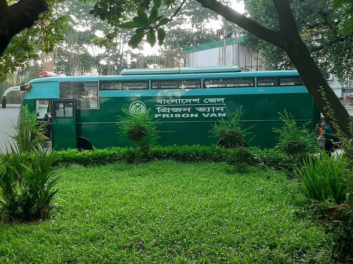 শীতাতপ নিয়ন্ত্রিত প্রিজনভ্যানে ট্রাইব্যুনালে এলেন ১৫ সেনা কর্মকর্তা