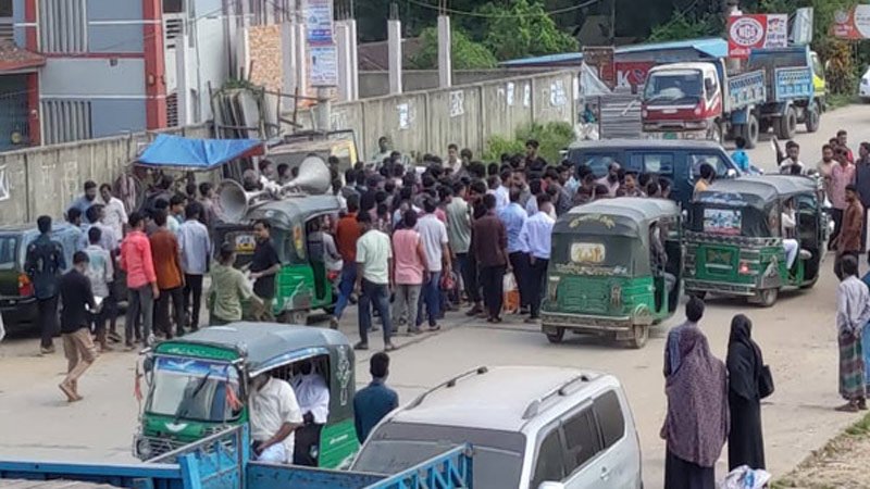 মিরসরাইয়ে বিএনপির ৩১ দফার লিফলেট বিতরণে বহিষ্কৃত নেতার অনুসারীদের বাধা!