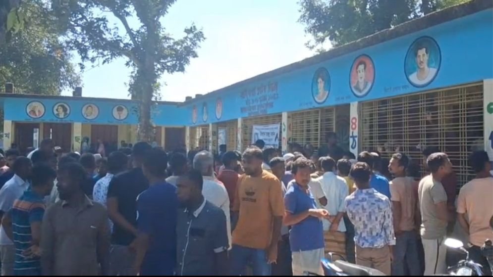 বিদ্যালয়ে ঝাড়ু না দেওয়ায় শিক্ষার্থীকে মারধর