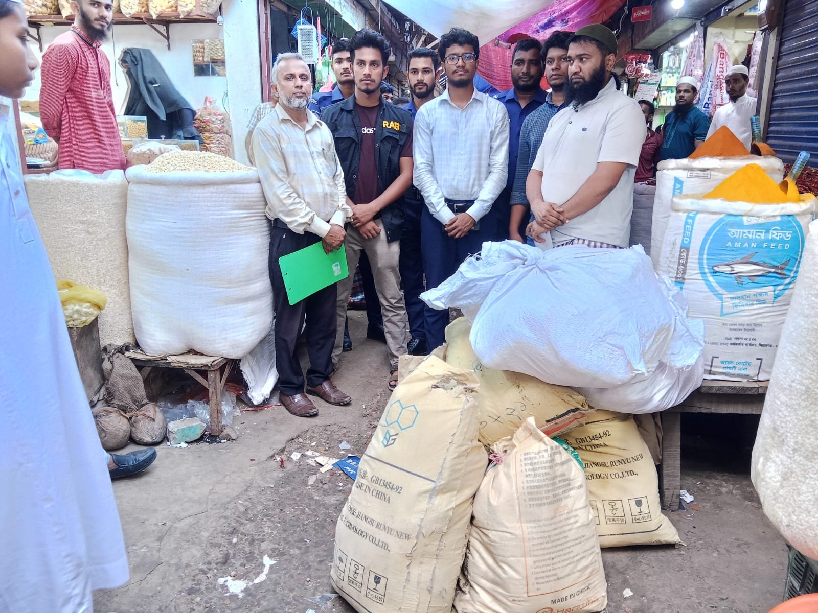 ভোলায় ৪৯৭ কেজি নিষিদ্ধ পলিথিন জব্দ, দুই ব্যবসায়ীকে ৩৪ হাজার টাকা জরিমানা