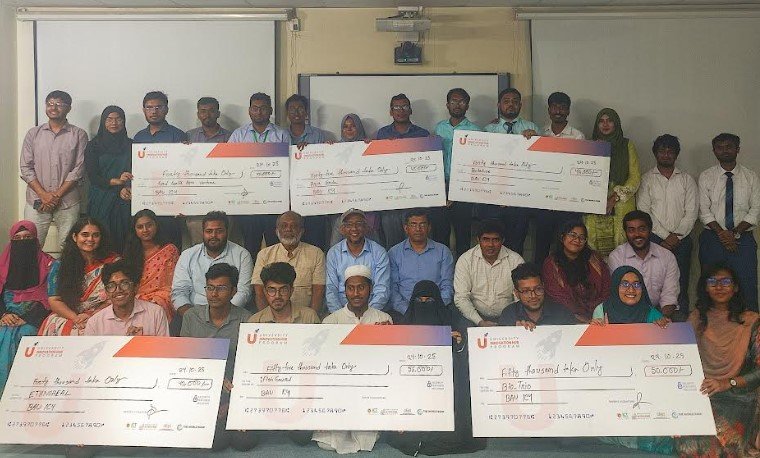 বাকৃবি ইনোভেশন হাবে তরুণ উদ্যোক্তাদের সাড়ে পাঁচ লক্ষ টাকার স্টার্টআপ ফান্ড প্রদান!