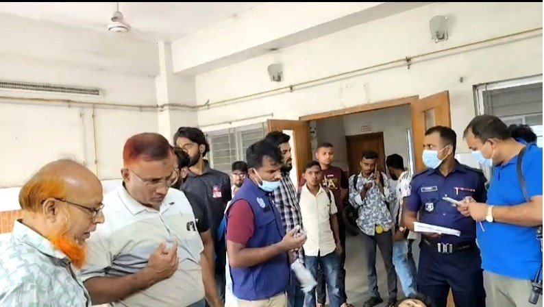 রেস্টুরেন্টের দরজা ভেঙ্গে মিলল বাবুর্চির লাশ!