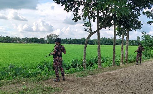 বিজিবির উপর চোরাকারবারির সংঘবদ্ধ হামলা আহত ৪, থানায় মামলা!