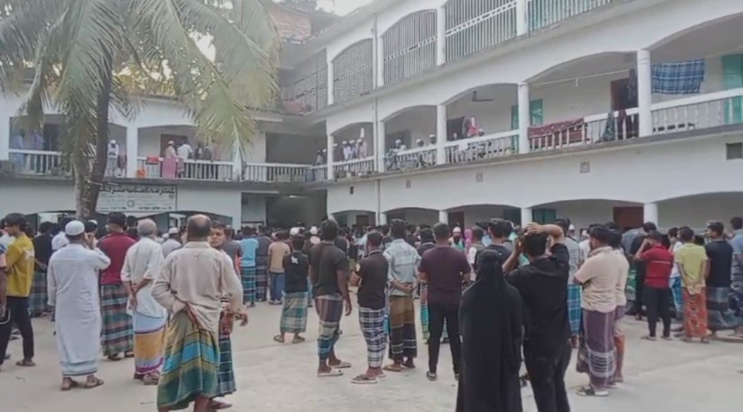 মাদারাসায় ঘুমের মধ্যে ছাত্রকে জবাই করে হত্যা!