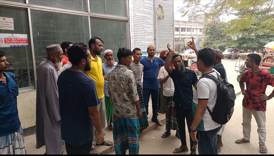 অটোরিকশায় ট্রাকের ধাক্কা, শেরপুরে নারী-শিশুসহ পাঁচজন আহত!