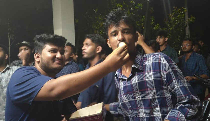 নোবিপ্রবিতে ছাত্রদলের মিষ্টি বিতরণ ও বিজয় মিছিল!