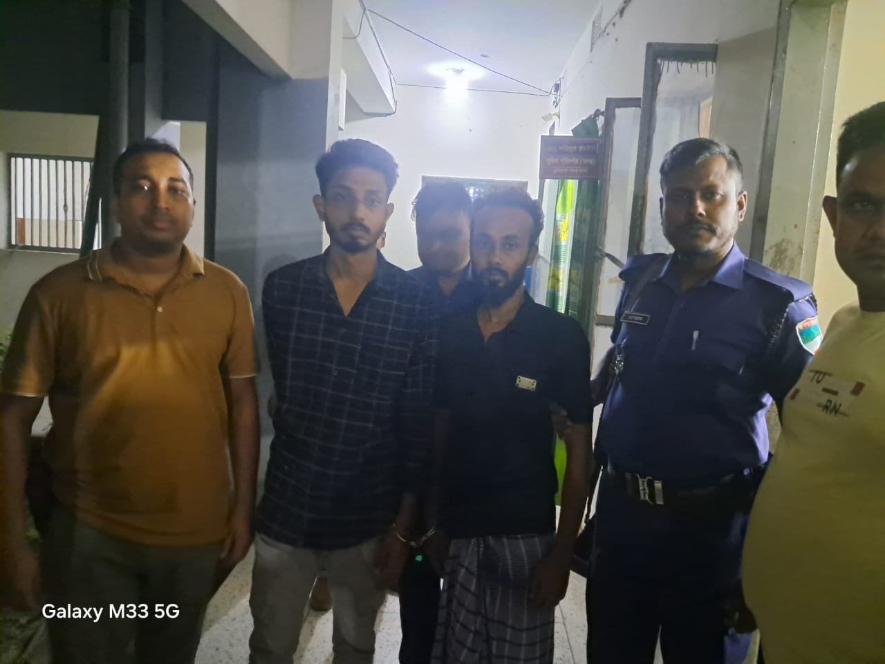 যশোরে বার্মিজ চাকুসহ সংঘবদ্ধ কিশোর গ্যাংয়ের তিন সদস্য আটক