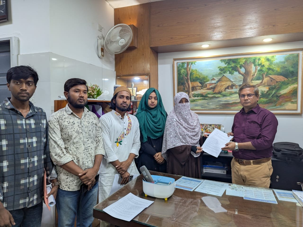 হিজাব নিয়ে শিক্ষকের ‘অবমাননাকর মন্তব্য’ রাকসুর নিন্দা ও স্মারকলিপি প্রদান!