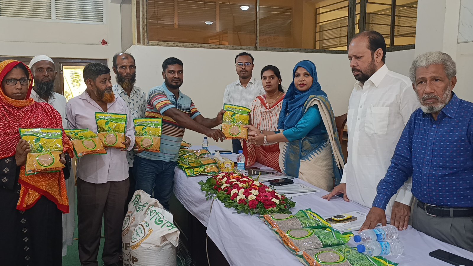 যশোরে ৩৭৯০ কৃষকের মাঝে বিনামূল্যে বীজ ও সার বিতরণ!