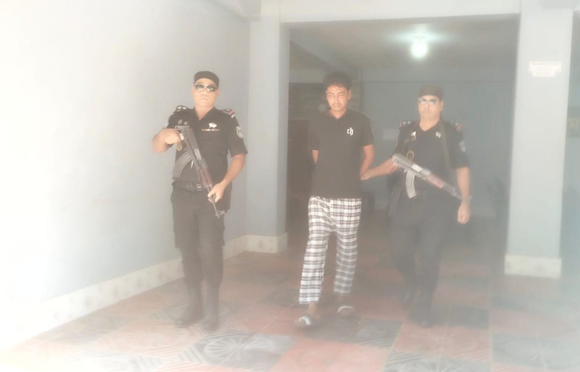 সুবর্ণচরের চাঁন্দা ডাকাতের ত্রাসের রাজস্ত্ব, র্যাবের অভিযানে পিস্তলসহ গ্রেপ্তার!