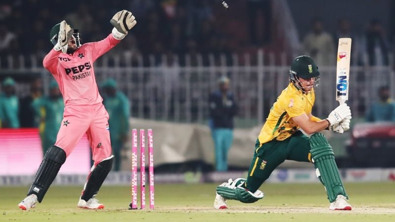 পাকিস্তানকে দুইশ’ ছোঁয়া লক্ষ্য দিল প্রোটিয়ারা