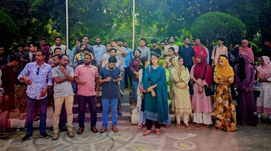 অশোভন মন্তব্যে ক্ষমা চাইলেন ইবি শিক্ষক, শিক্ষার্থীদের মানববন্ধন!