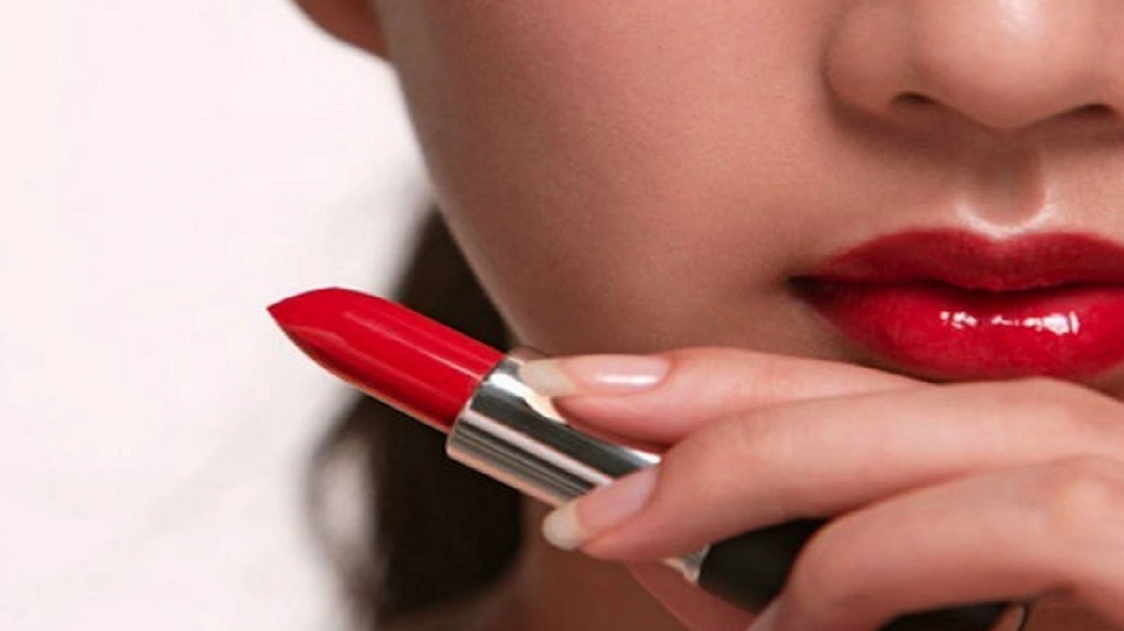 প্রতিদিন লিপস্টিক ব্যবহার করলে ঠোঁটের কি ক্ষতি হয়?