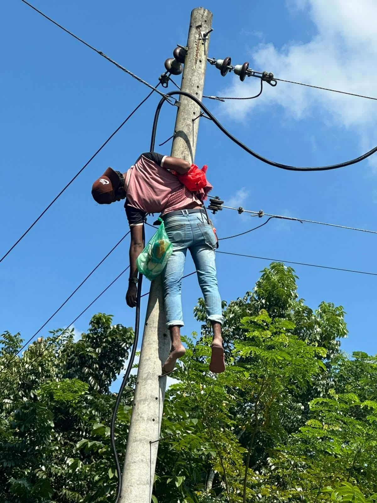 বৈদ্যুতিক খুঁটি থেকে সংযোগ দিতে গিয়ে বিদ্যুৎস্পৃষ্ট হয়ে যুবকের মৃত্যু