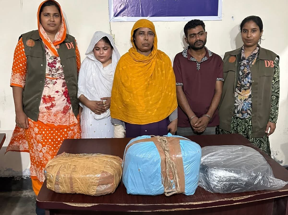 ঝালকাঠিতে ডিবি পুলিশের অভিযানে ৮ কেজি গাঁজা নিয়ে নারীসহ তিনজন গ্রেফতার