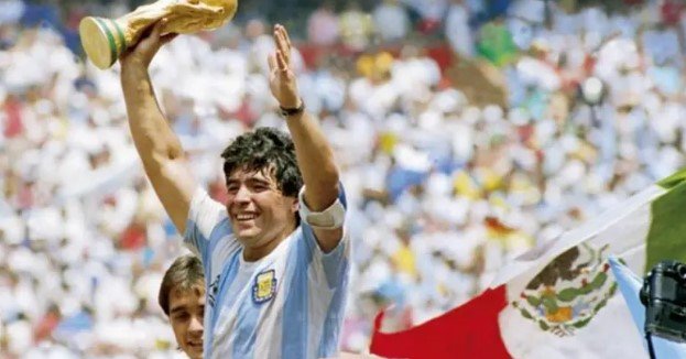 আজকের দিনটি ফুটবল ইতিহাসে চিরস্মরণীয়: ম্যারাডোনার দুই অতুলনীয় গোলের ৩৫তম বর্ষপূর্তি