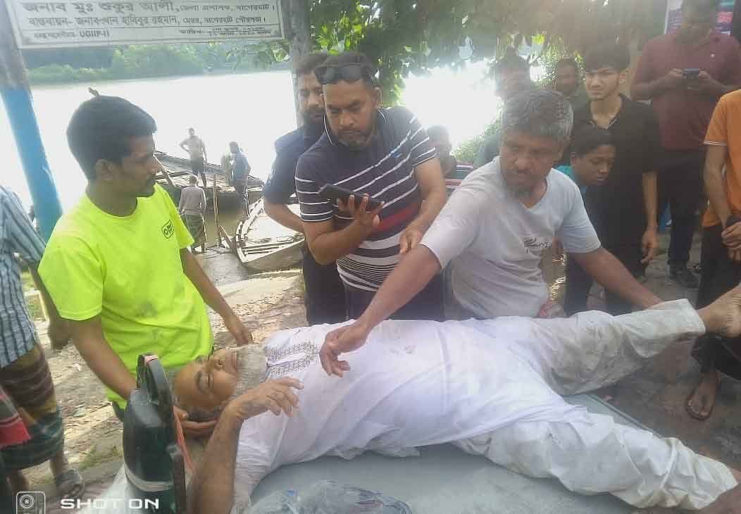 বাগেরহাটে মুনিগঞ্জ সেতুর নিচ থেকে অচেতন অবস্থায় ব্যবসায়ী উদ্ধার, হাসপাতালে নিলে মৃত্যু