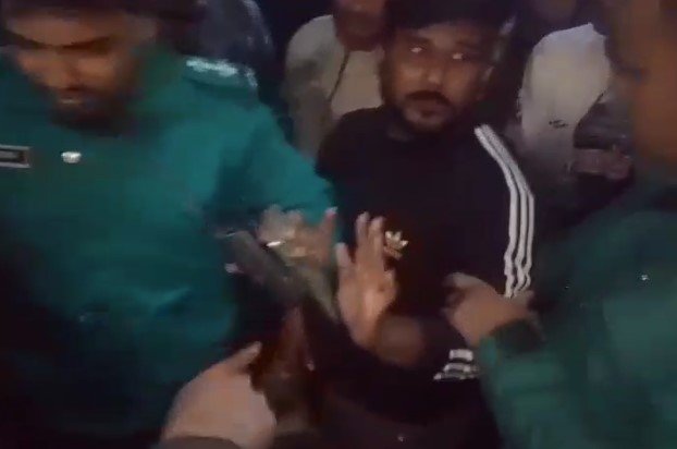 রংপুরে রোকেয়া বিশ্ববিদ্যালয়সংলগ্ন পার্কের মোড়ে পিস্তলসহ ২ এনসিপি নেতা আটক!