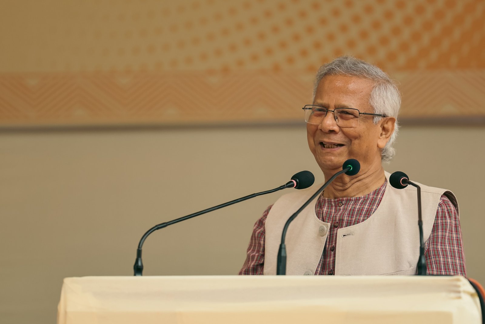 জাতীয় ফুটবল দলকে অভিনন্দন জানালেন প্রধান উপদেষ্টা!