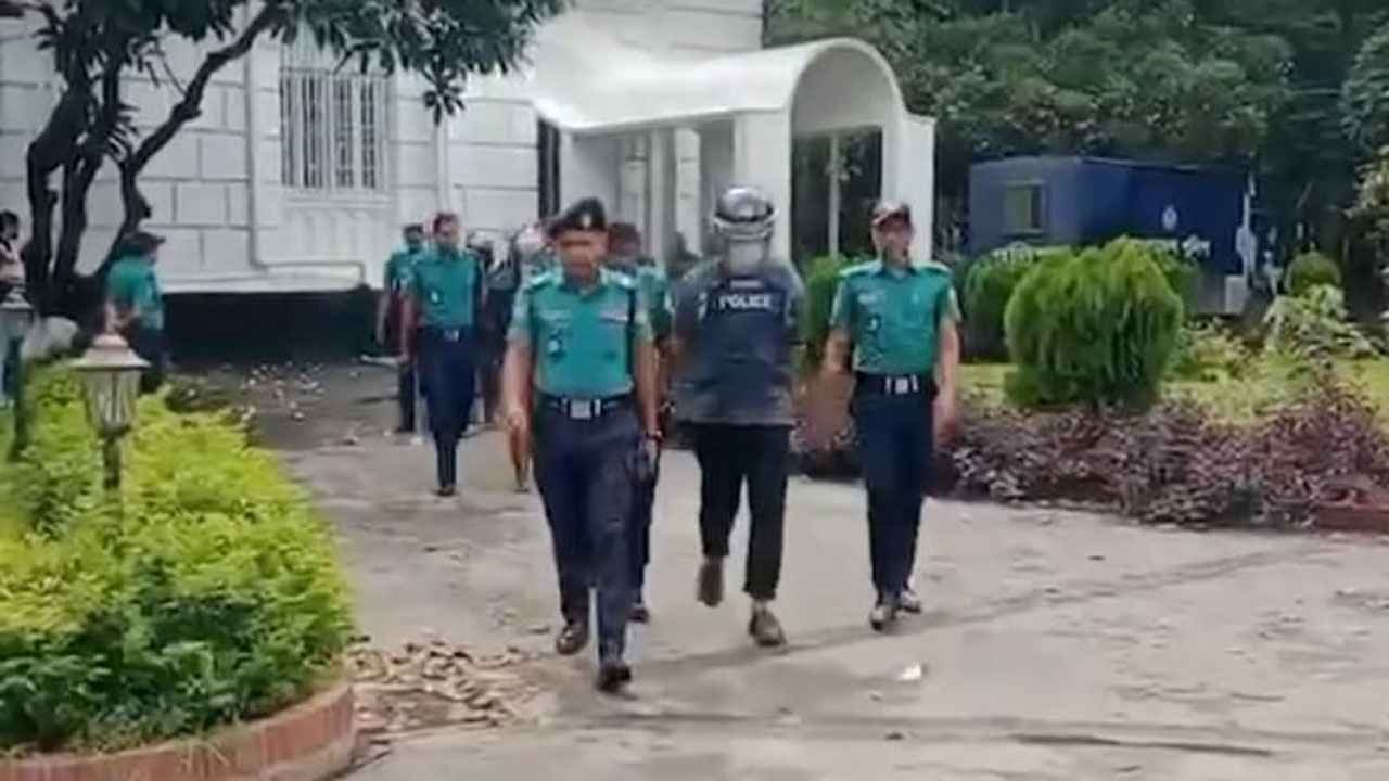 ছয় মরদেহ পেট্রোল দিয়ে পুড়ানোর ঘটনায় ট্রাইব্যুনালে ক্ষমা চাইলেন সাবেক পুলিশ কর্মকর্তা!