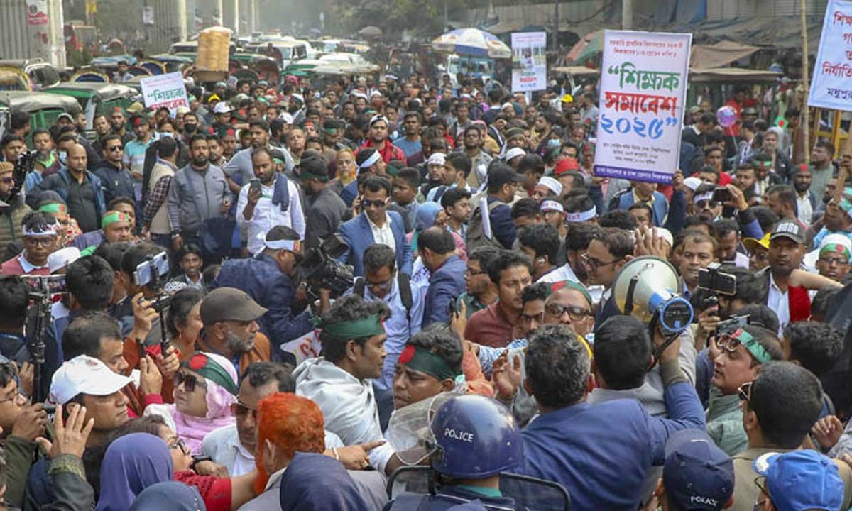 সারাদেশে প্রাথমিক বিদ্যালয়ে শিক্ষকদের ‘শাটডাউন’ কর্মসূচি