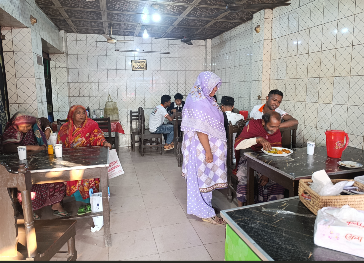 ‘ফাতেমা আপার মন বড়, এখানে এসে পেট ভরে খাই’