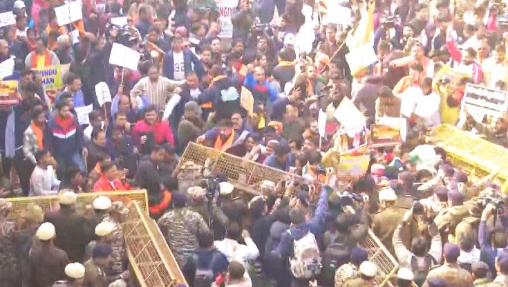 দিল্লিতে বাংলাদেশ হাইকমিশনের বাইরে বিক্ষোভ-সংঘর্ষ