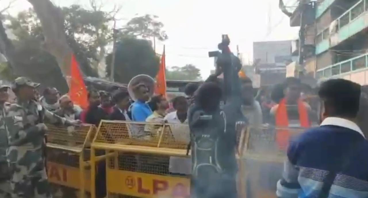 পেট্রাপোলে বাংলাদেশমুখী লং মার্চে বিক্ষোভ