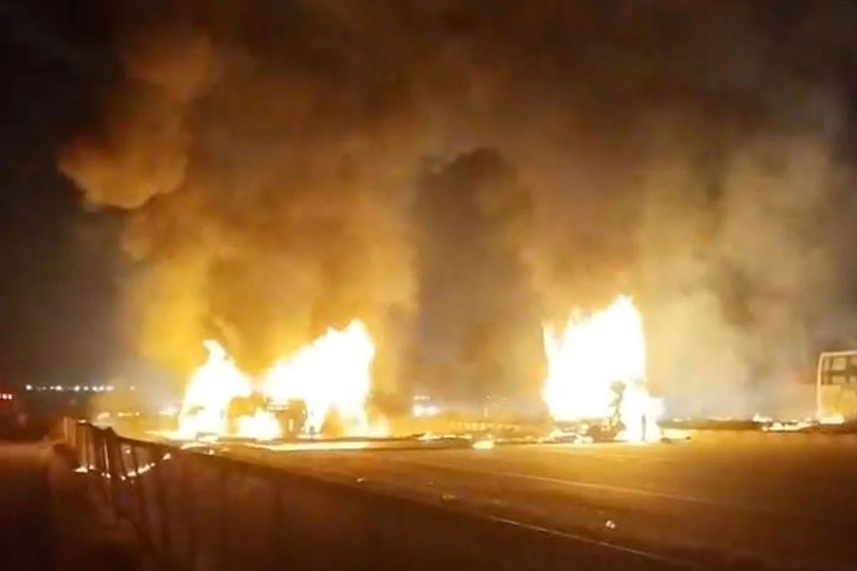 ভারতে ট্রাকের ধাক্কায় বাসে আগুন, নিহত ১৩